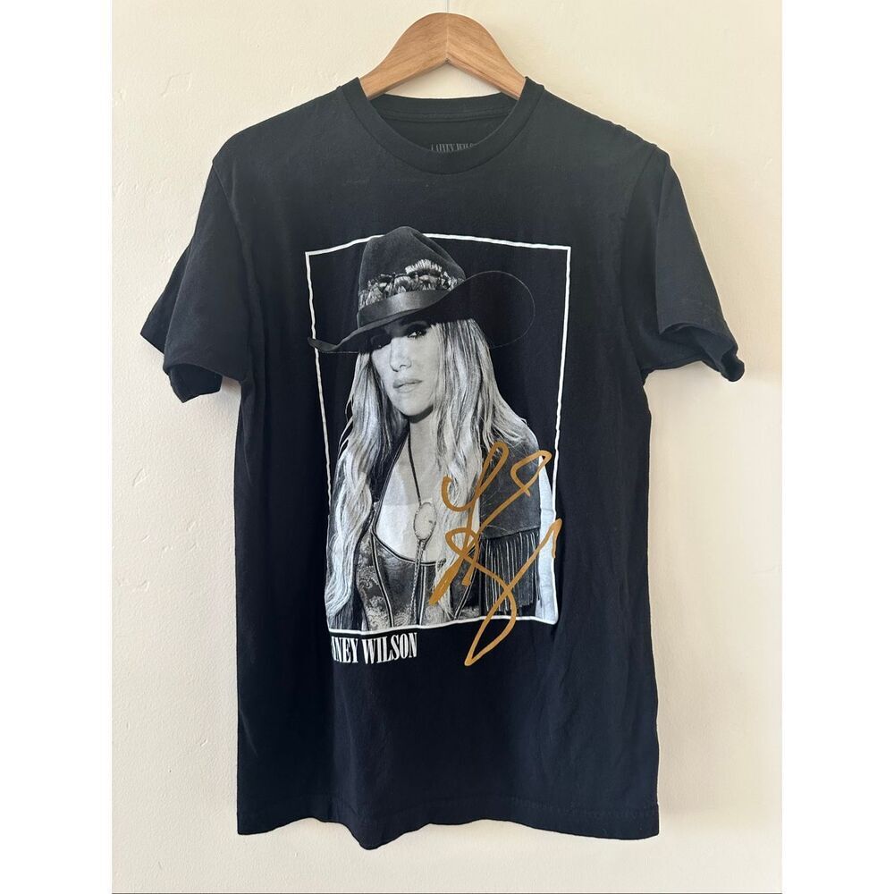 🌸 Lainey Wilson Black and Gray Short Sleeve Concert Tee Size Medium